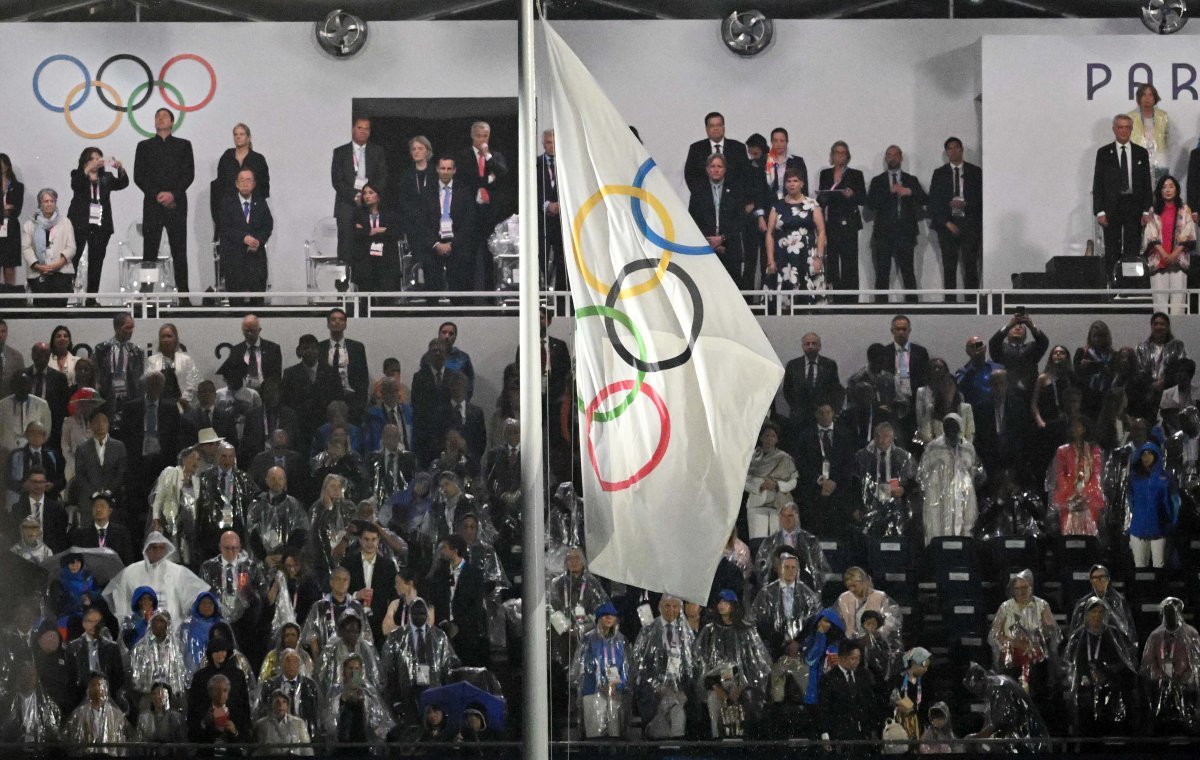 27일(한국시간) 프랑스 파리 트로카데로 광장에서 열린 2024 파리 올림픽 개회식에서 올림픽기가 게양되고 있다. (공동취재) 뉴스1