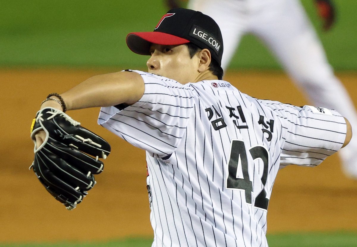 8일 오후 서울 송파구 올림픽로 잠실야구장에서 열린 프로야구 ‘2023 신한은행 SOL KBO 포스트시즌’ 한국시리즈 2차전 LG 트윈스와 kt 위즈의 경기 4초 만루 위기에 마운드에 오른 LG 김진성이 역투하고 있다. 2023.11.8 뉴스1