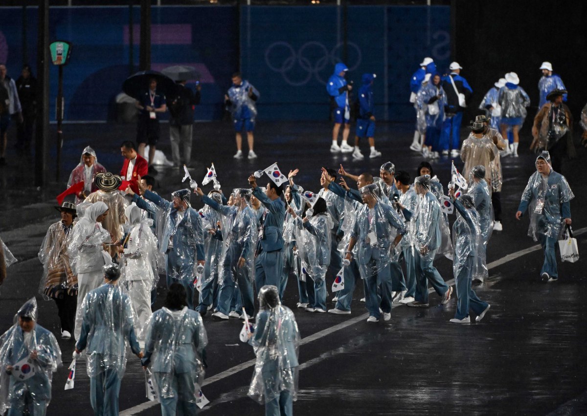 2024 파리올림픽 개회식이 열린 27일(한국시간) 프랑스 파리 센강을 따라 선상행진을 마친 대한민국 선수들이 트로카데로광장에 설치된 개회식장에 들어서고 있다. (공동취재)