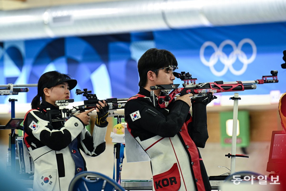 27일(현지시간) 프랑스 샤토루 CNTS 사격장에서 열린 2024파리올림픽 사격 10m 공기소총 혼성 단체전 예선. 금지현(왼쪽)·박하준이 사격 후 과녁을 확인하고 있다. 2024.7.27 샤토루=양회성 기자 yohan@donga.com