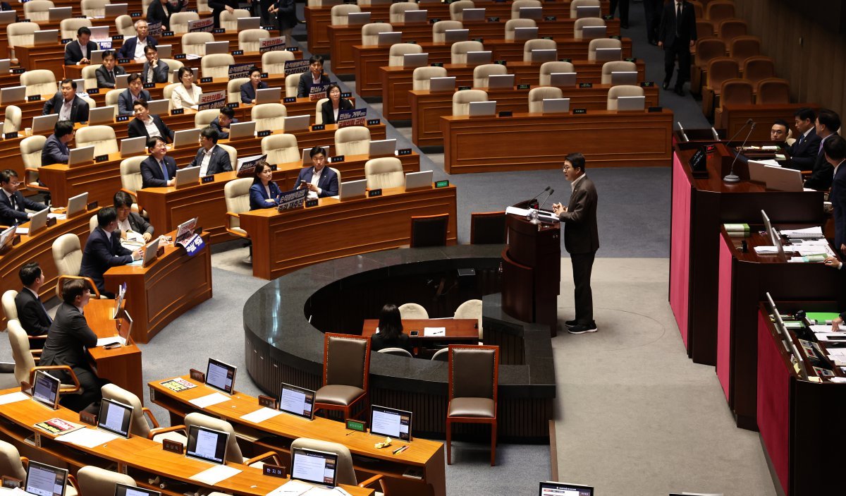 신동욱 국민의힘 의원이 26일 오후 서울 여의도 국회에서 열린 본회의에서 방송법 일부개정법률안(대안)에 대한 무제한토론(필리버스터)을 하고 있다.2024.7.26 뉴스1