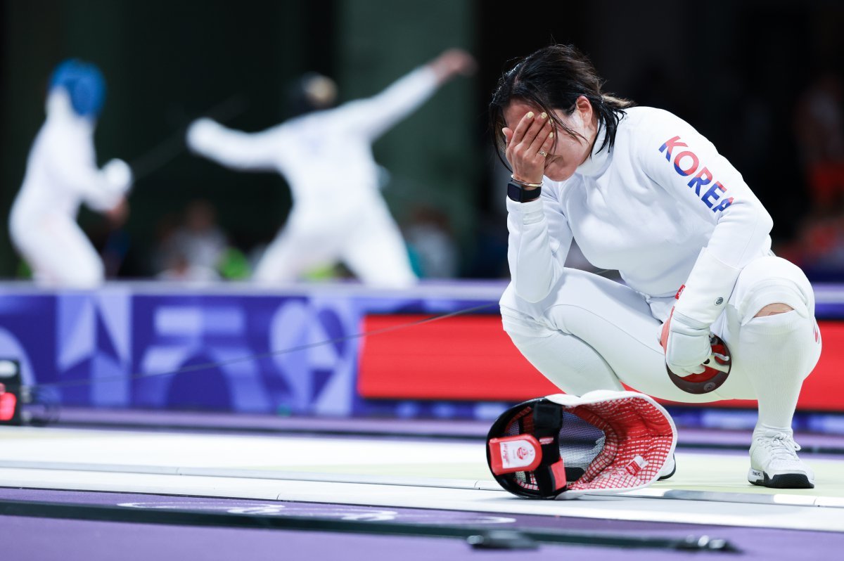 대한민국 펜싱 대표팀 강영미 선수가 27일 오후(한국시간) 프랑스 파리 그랑 팔레에서 열린 ‘2024 파리올림픽’ 여자 에페 개인 32강 에스토니아 넬리 디퍼드 선수와의 경기에서 14대 13으로 패배한 후 아쉬워하고 있다. 2024.7.27 뉴스1