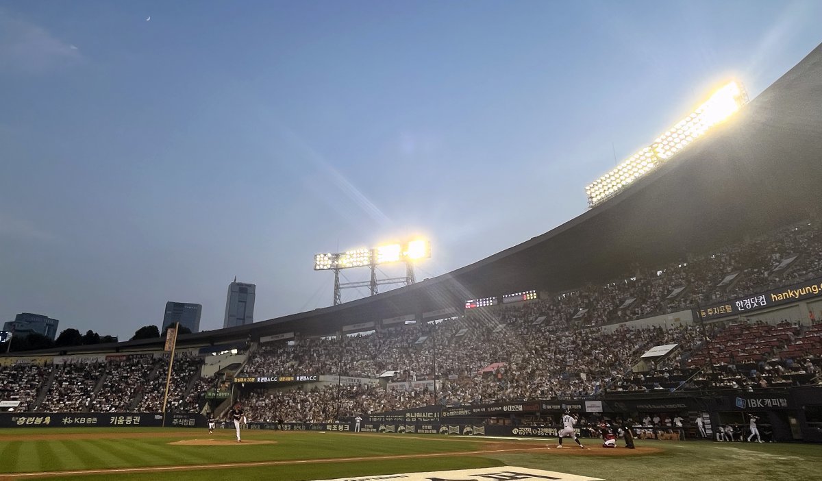 11일 오후 서울 송파구 잠실야구장에서 프로야구 ‘2024 신한 SOL 뱅크 KBO리그’ KIA타이거즈와 LG트윈스의 경기가 펼쳐지고 있다. 이날 잠심구장은 평일임에도 불구하고 전 좌석이 매진됐다. 2024.7.11 뉴스1