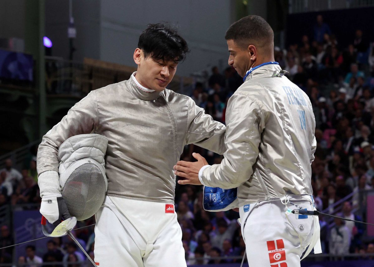 Ko Bon Gil e Perez Berzani (Tunísia) se enfrentam pelas oitavas de final da competição de esgrima individual masculina das Olimpíadas de Paris 2024, realizadas no Grand Palais, em Paris, França, no dia 27 (horário local).  Ko Boon Gil, que perdeu por 8 a 15, parece frustrado.  27/07/2024.  Paris = Grupo Conjunto de Cobertura de Imagens Olímpicas/JIN