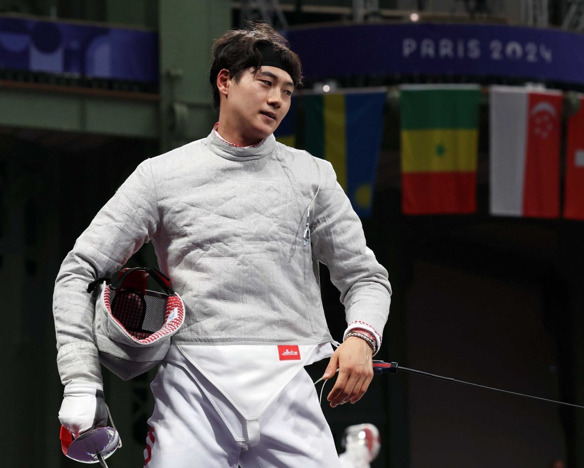 A partida entre Oh Sang-wook e Ivan Jean-Aba-Giroux (Níger) nas oitavas de final da prova de esgrima individual masculina das Olimpíadas de Paris 2024, realizada no Grand Palais de Paris, França, no dia 27 (horário local) .  Oh Sang Wook, que venceu por 15 a 8, deixará o campo.  27/07/2024.  Paris = Repórter Yang Hui-seong yohan@donga.com