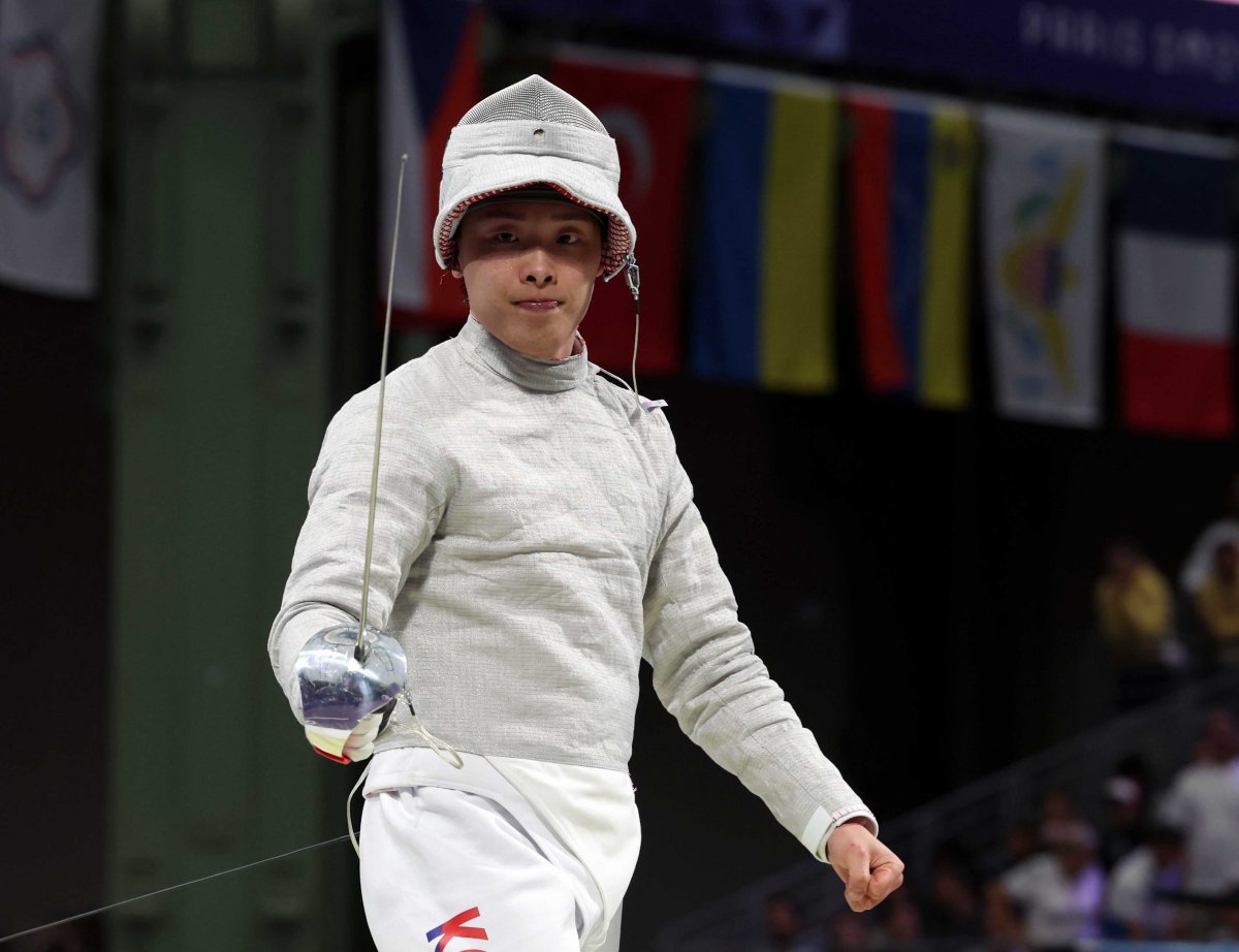 A partida entre Park Sang-venceu da Coreia do Sul e Colin Haithcock (EUA) nas oitavas de final da prova de esgrima individual masculina das Olimpíadas de Paris 2024 foi realizada no Grand Palais em Paris, França, no dia 27 (horário local).  Park Sang ganhou aplausos após vencer por 15 a 10. 27/07/2024.  Paris = Repórter Yang Hui-seong yohan@donga.com