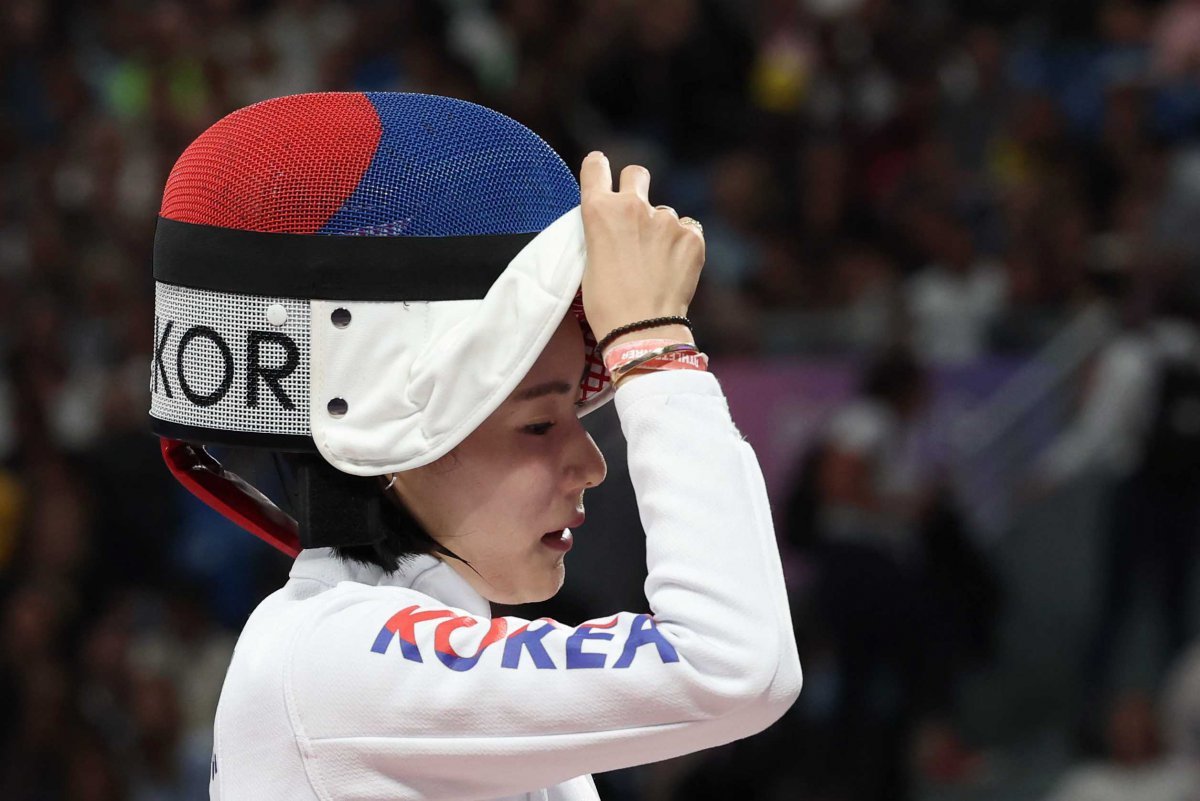 27일(현지시간) 프랑스 파리 그랑팔레 에서 열린 2024파리올림픽 펜싱 여자 에페 개인전 16강 한국 송세라와 에스테르 무하리(헝가리)의 경기. 6 대 15로 패배한 송세라가 아쉬운 표정으로 경기장을 나서고 있다. 2024.7.27. 파리=양회성 기자 yohan@donga.com