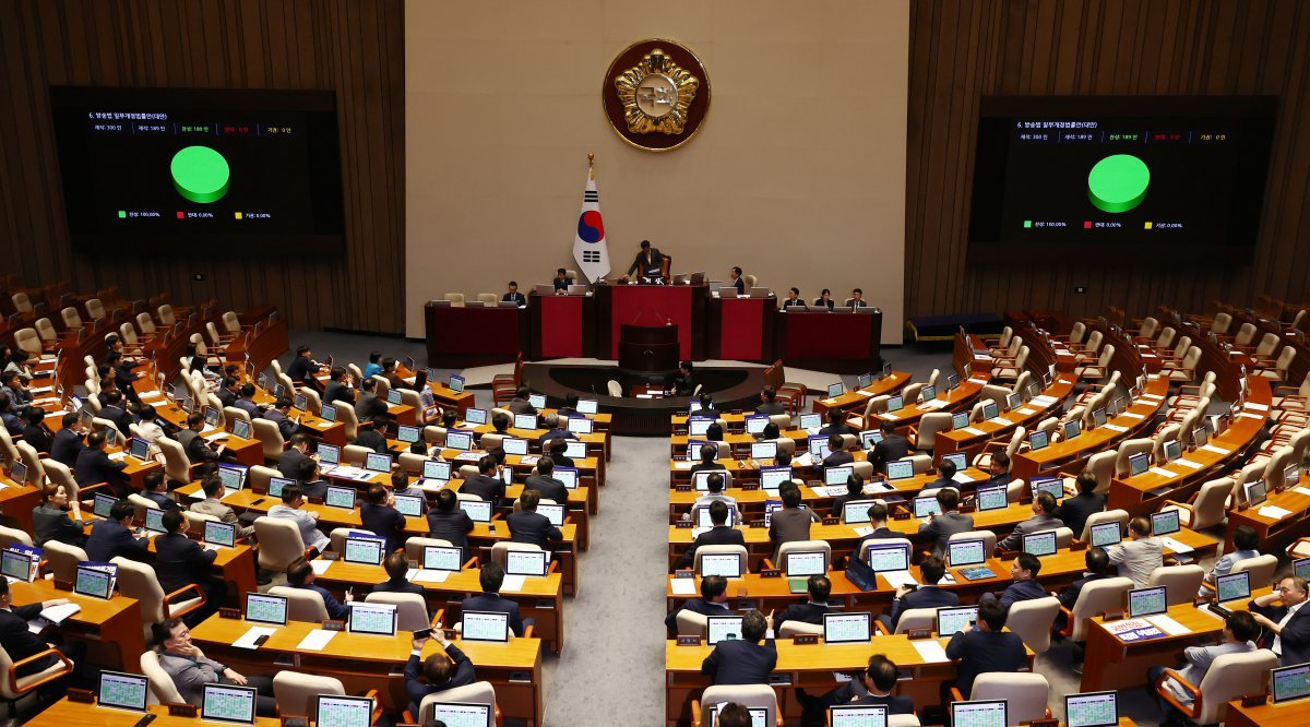 28일 새벽 서울 여의도 국회에서 열린 본회의에서 KBS의 이사수를 21명으로 확내하는 내용을 골자로 한 방송법 일부개정법률안(대안)이 재석 189인 중 찬성 189표로 가결되고 있다. 국민의힘 의원들은 표결에 불참해 자리가 비어 있다. 2024.7.28/뉴스1