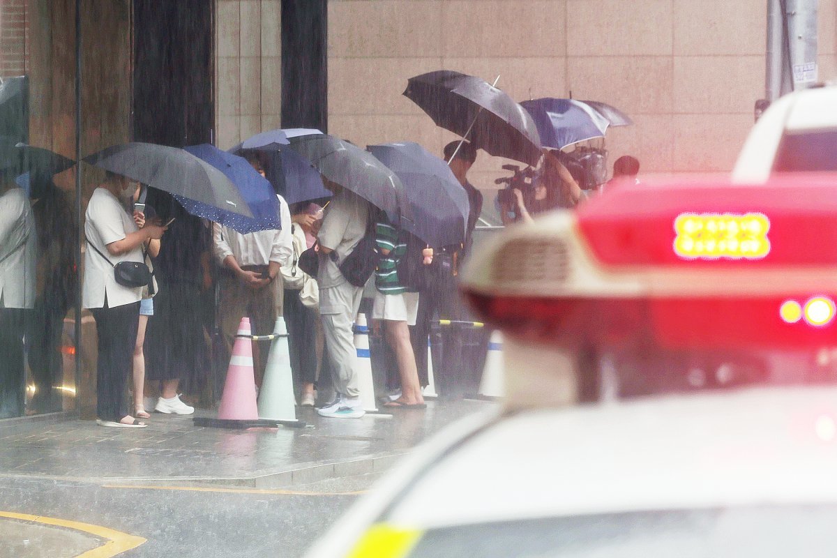 27일 오후 서울 강남구 티몬 신사옥 앞에서 ‘판매 대금 미정산 사태’로 피해를 입은 소비자들이 사측에 환불을 요구하며 기다리고 있다. 피해자들은 전날 사측이 환불자금 부족을 이유로 10억원 이상 집행 불가 상황을 전하자 대거 귀가했으며, 건물 안에 남아있던 200여명도 이날 경찰에 의해 해산되며 사옥은 다시 폐쇄됐다. 2024.7.27/뉴스1