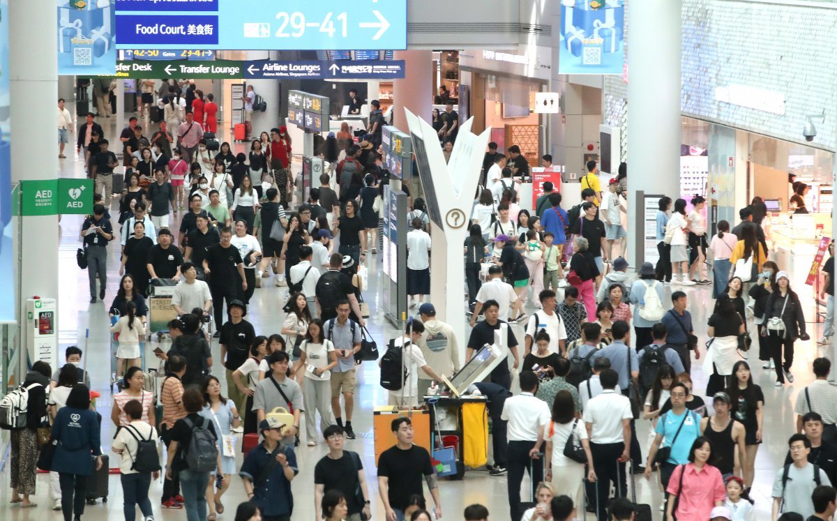 본격적인 여름 휴가철이 시작된 28일 오전 인천국제공항 면세구역이 해외여행을 떠나는 여행객들로 북적이고 있다. 2024.7.28/뉴스1