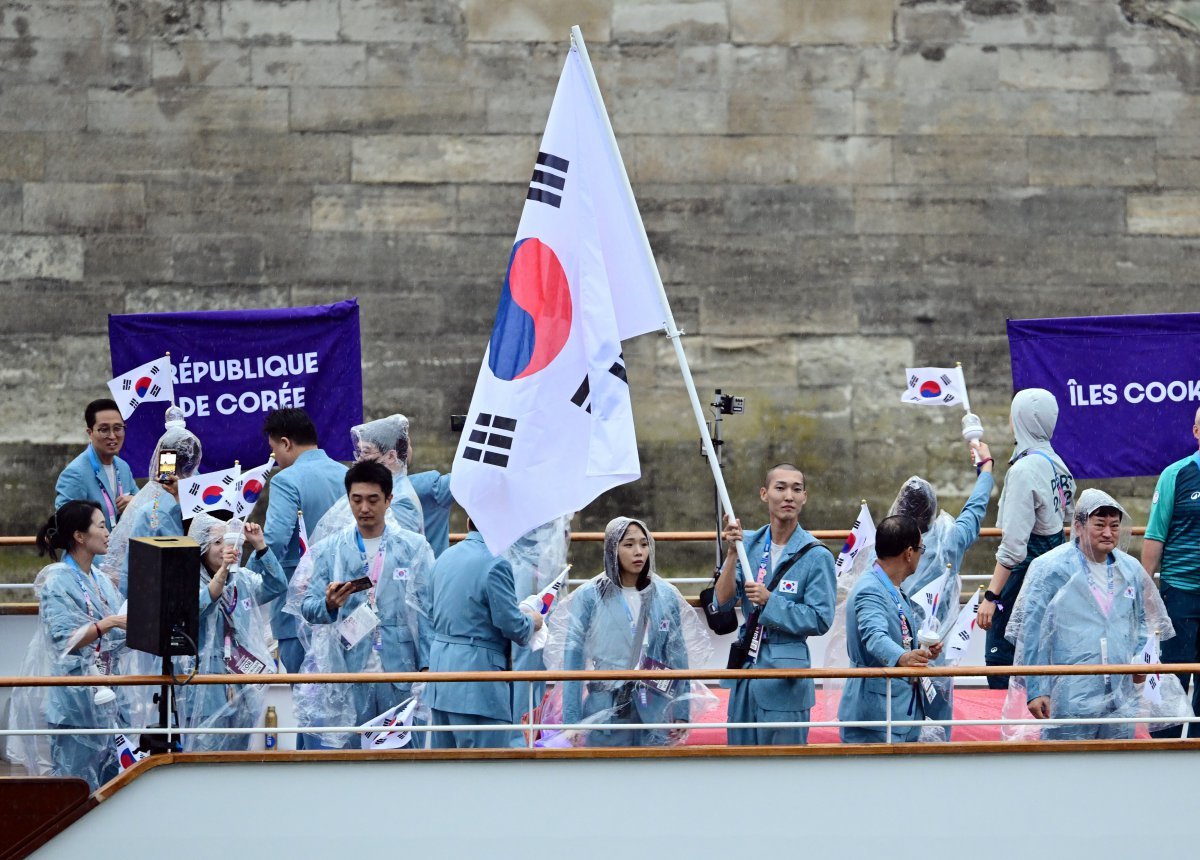 대한민국 올림픽 선수단의 기수 우상혁(오른쪽)과 김서영이 27일(한국시간) 프랑스 파리 센강 일대에서 열린 2024 파리올림픽 개회식에 참석하기 위해 배를 타고 이동하고 있다. (공동취재) 2024.7.27 뉴스1