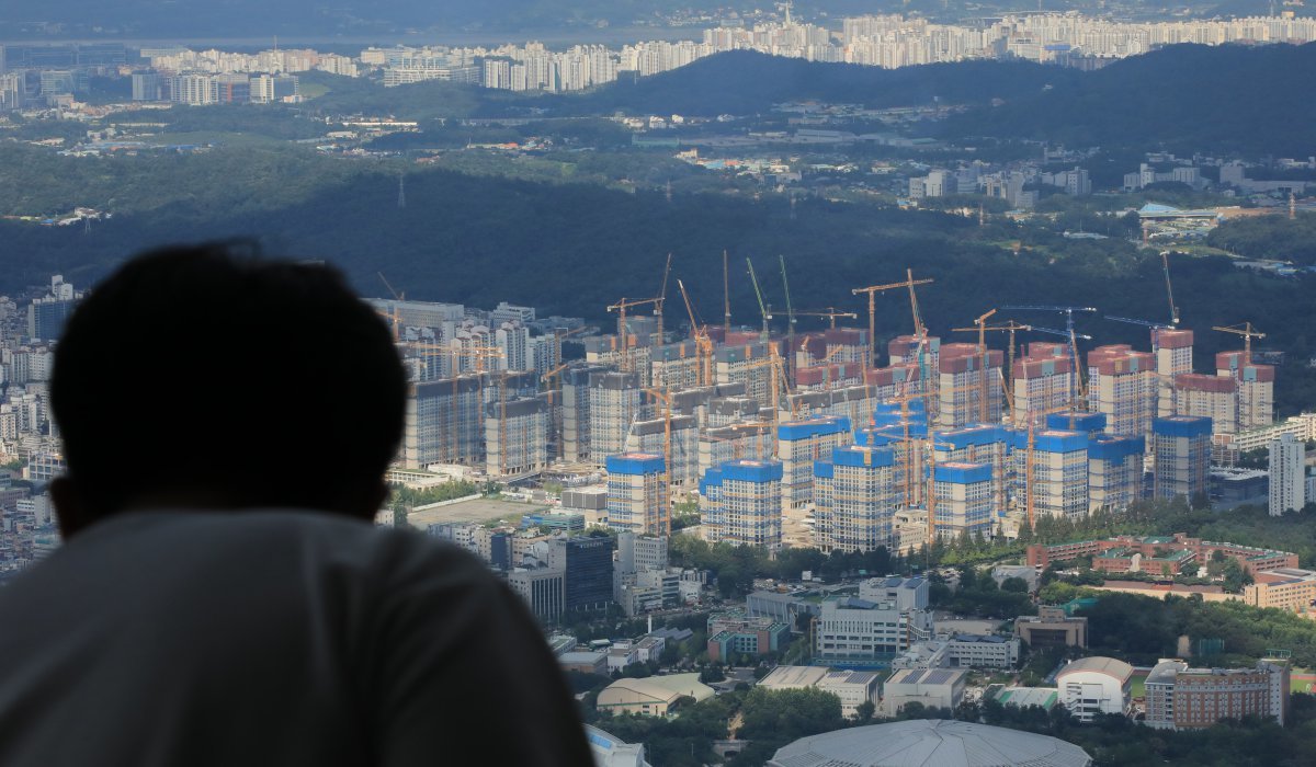 (자료사진) 서울 송파구 롯데월드타워 서울스카이에서 바라본 재건축 현장. 2022.8.16 뉴스1