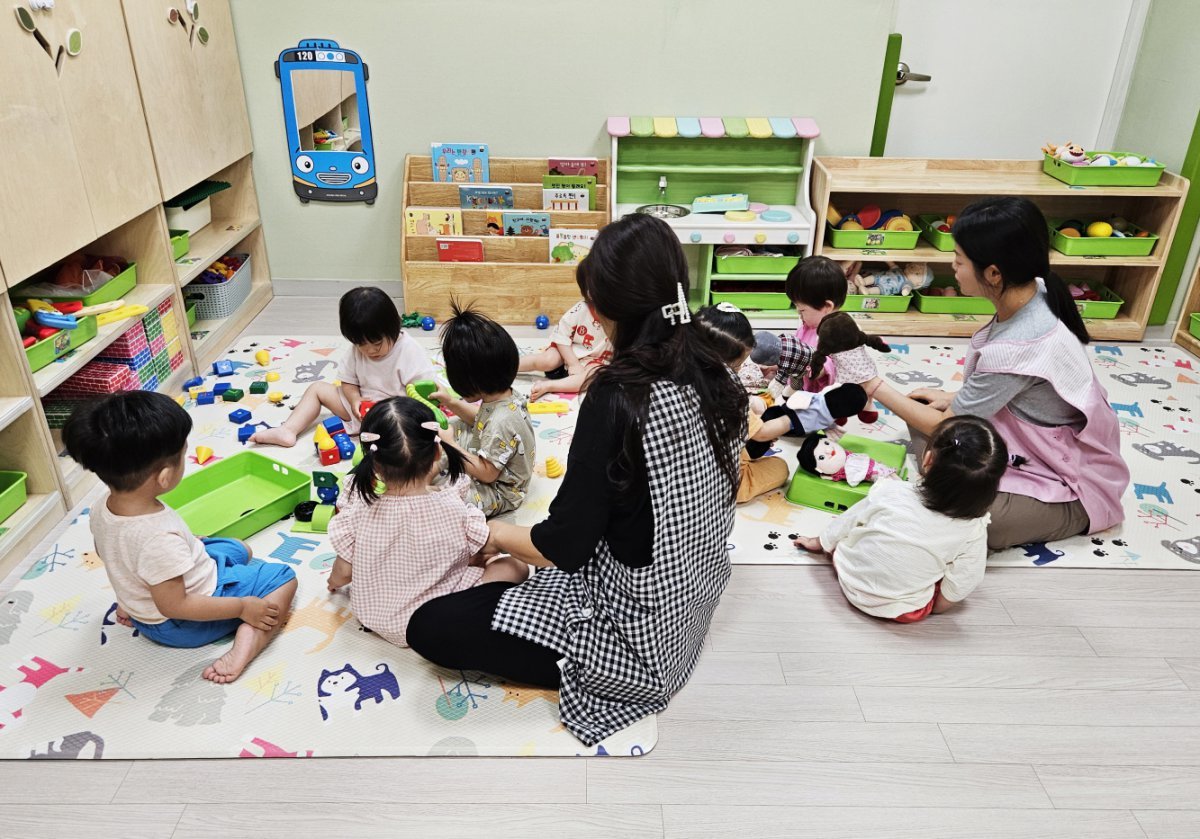 미취학 아동들이 다니는 유치원과 어린이집이 최근 10년새 30% 가까이 감소한 것으로 나타난 가운데 광주의 한 어린이집에서 재원생 아동들과 보육교사들이 블럭 놀이 등을 하며 시간을 보내고 있다. (광주시 제공) 뉴스1