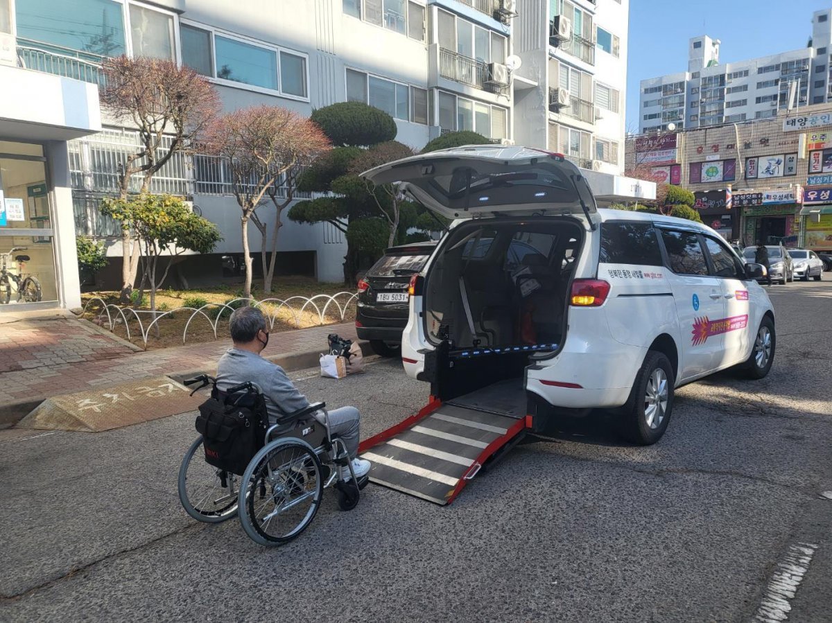 광주시는 휠체어를 이용하는 교통약자를 위한 특별교통수단인 새빛콜 차량 운행을 지원하고 있다. 광주시 제공