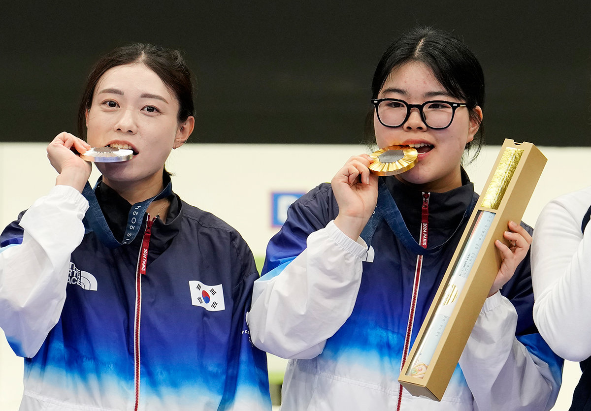 오예진과 김예지(왼쪽)가 28일(현지시각) 프랑스 샤토루 슈팅 센터에서 열린 2024 파리올림픽 
사격 공기권총 10m 결선에서 각각 금메달과 은메달을 따낸 후 시상대에 올라 메달을 깨물며 기념 촬영을 하고 있다. 2024.07.28 샤토루=AP/뉴시스