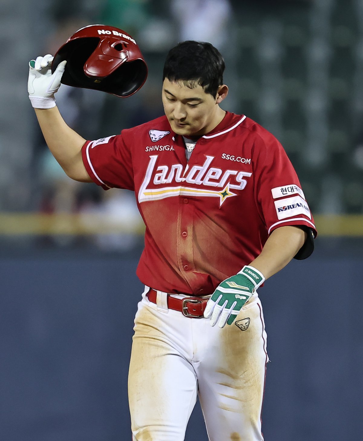 SSG Landers' Ha Jae-hoon hit a 2-run home run in the 7th inning of the game against Doosan Bears on the 28th. / News1 ⓒ News1