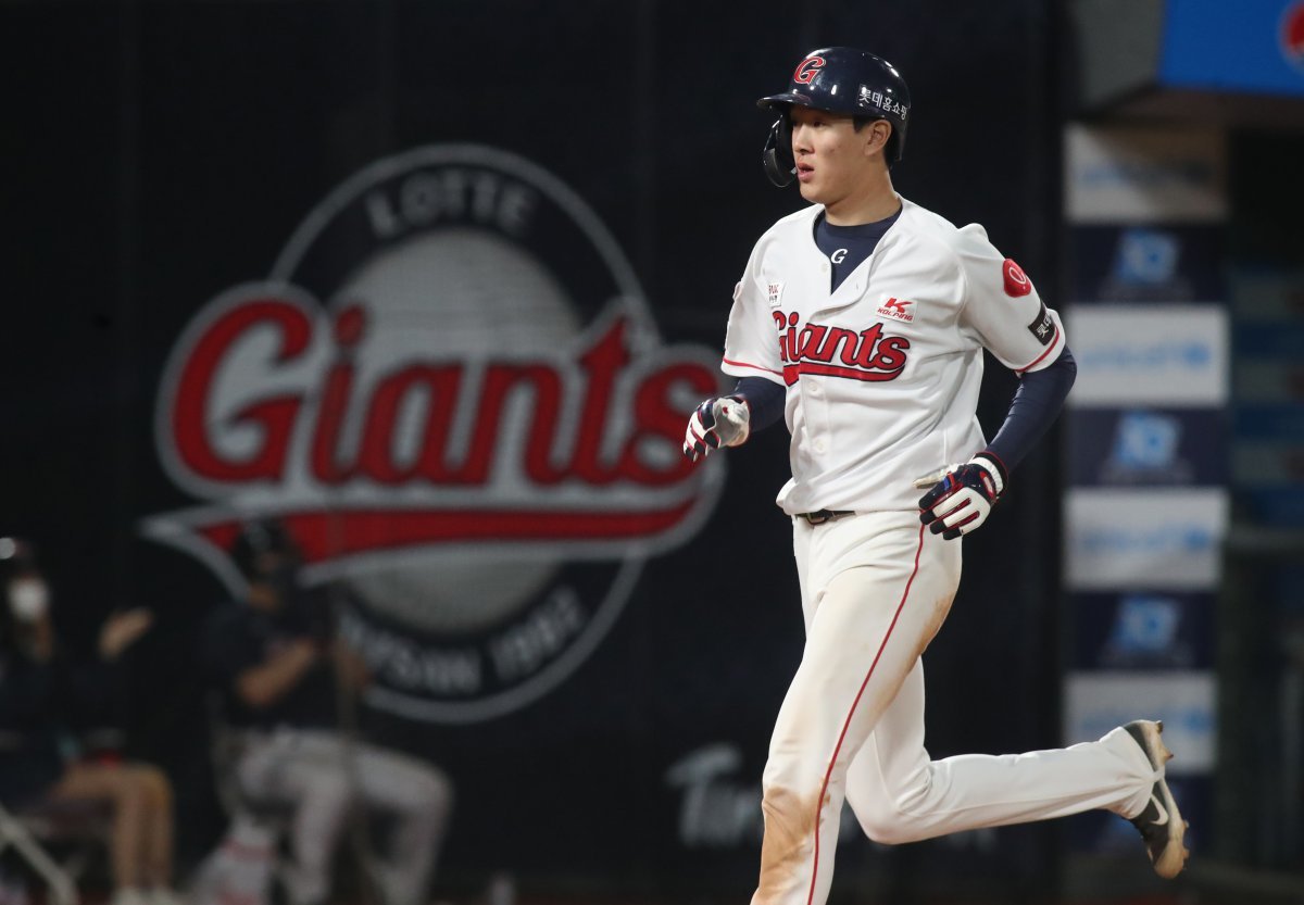 Lotte Giants' Na Seung-yeop had a great performance with 4 hits, 1 home run, 3 RBIs, and 4 runs in the game against NC Dinos on the 28th. News1 ⓒ News1