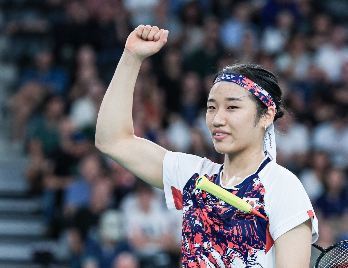 대한민국 배드민턴 대표팀 안세영 선수가 28일 오후(한국시간) 프랑스 파리 라 샤펠 아레나에서 열린 2024 파리올림픽 배드민턴 여자 단식 조별예선 불가리아의 칼로야나 날반토바 선수와의 경기를 세트스코어 2대0으로 승리한 후 기뻐하고 있다. 2024.7.28/뉴스1 ⓒ News1