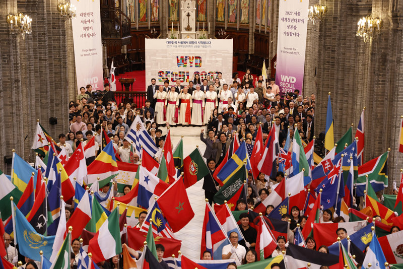 28일 서울 중구 명동대성당에서 열린 ‘2027 서울 세계청년대회(WYD)’ 발대식에서 세계 각국 기수단과 참가자들이 성공적인 대회 개최를 다짐하고 있다. 
천주교 서울대교구 제공