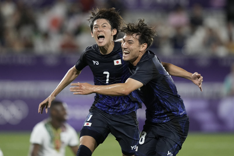 ‘와일드카드’ 없이도 연전연승
일본 올림픽 축구대표팀의 야마모토 리히토(왼쪽)가 28일 말리와의 파리 올림픽 남자 축구 조별리그 D조 2차전에서 후반 37분 결승골을 넣은 뒤 동료와 함께 환호하고 있다. 보르도=AP 뉴시스