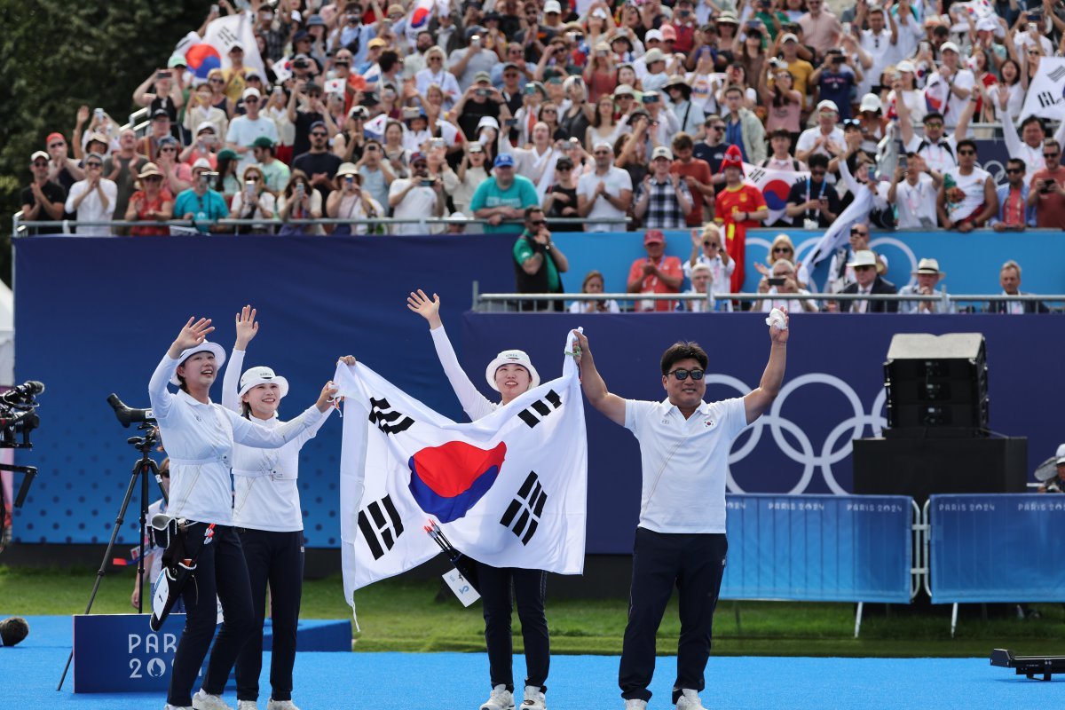 한국 여자 양궁 단체전 대표팀이 올림픽 10연패를 확정지은 직후 태극기를 흔들며 관중석에 손을 흔들고 있다. 한국 여자 양궁 대표팀은 단체전이 처음 생긴 1988년 서울올림픽 때부터 이번 올림픽까지 모든 대회 우승을 휩쓸며 양궁 강국의 저력을 과시했다. 파리=양회성 기자 yohan@donga.com