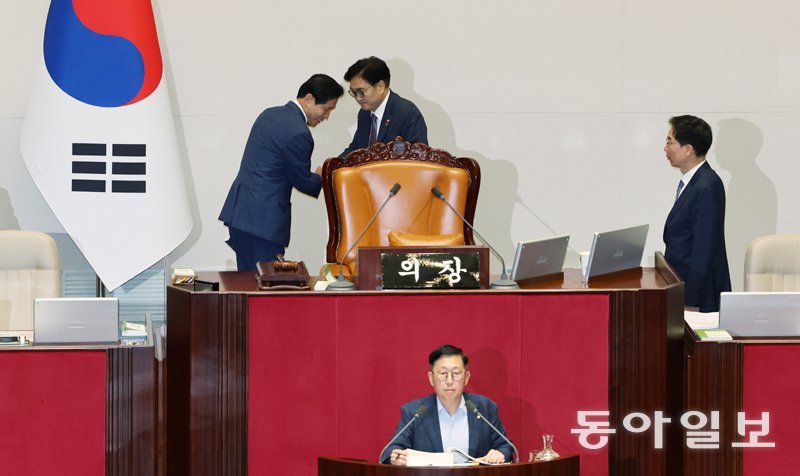 국회의장석 3시간씩 맞교대
‘방송4법’ 무제한 토론(필리버스터)이 나흘째 진행 중인 28일 오후 국회 본회의에서 우원식 국회의장(가운데)과 더불어민주당 소속
 이학영 국회부의장이 악수하며 본회의 사회를 교대하고 있다. 우 의장은 국민의힘 소속 주호영 부의장이 본회의 사회를 거부하면서 이
 부의장과 3시간씩 맞교대로 본회의를 진행했다. 아래는 반대 토론 중인 국민의힘 유용원 의원. 장승윤 기자 
tomato99@donga.com