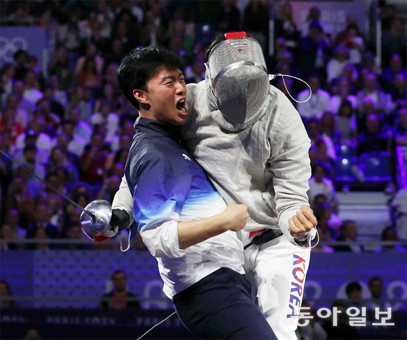 원우영 한국 남자 펜싱 사브르 대표팀 코치(왼쪽)가 28일 파리 올림픽 남자 사브르 개인전에서 금메달을 딴 오상욱을 안으며 포효하고 있다. 
파리=양회성 기자 yohan@donga.com