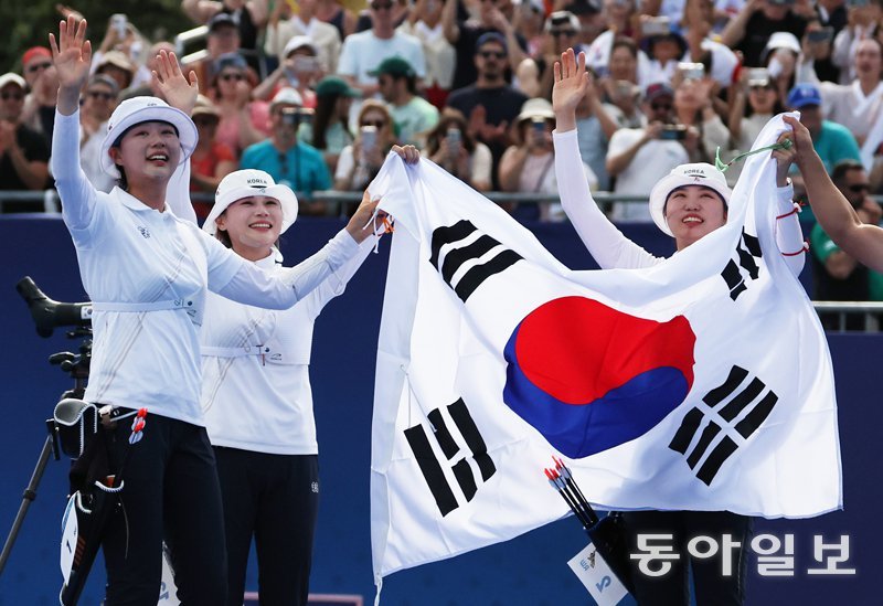 총-칼-활… 한국 금메달 릴레이
한국 여자 양궁 대표팀의 임시현, 전훈영, 남수현(왼쪽부터)이 29일 파리 올림픽 단체전 결승전에서 중국을 물리치고 대회 
10연패를 달성한 뒤 태극기를 펼쳐 든 채 관중석의 한국 응원단을 향해 손을 흔들며 기뻐하고 있다. 파리=양회성 기자 
yohan@donga.com