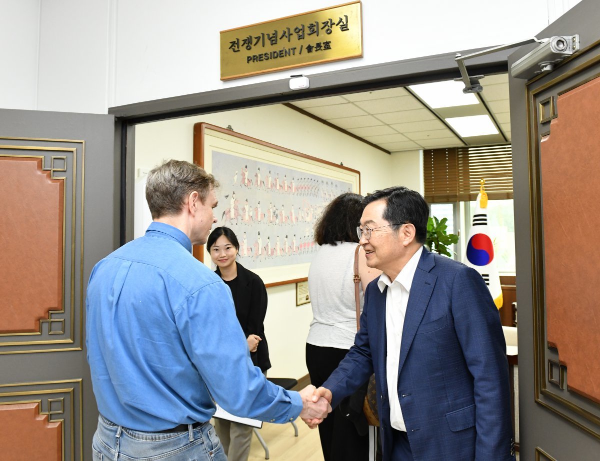 백승주 전쟁기념사업회장이 6·25전쟁 참전국 기자들과 인사하고 있다.