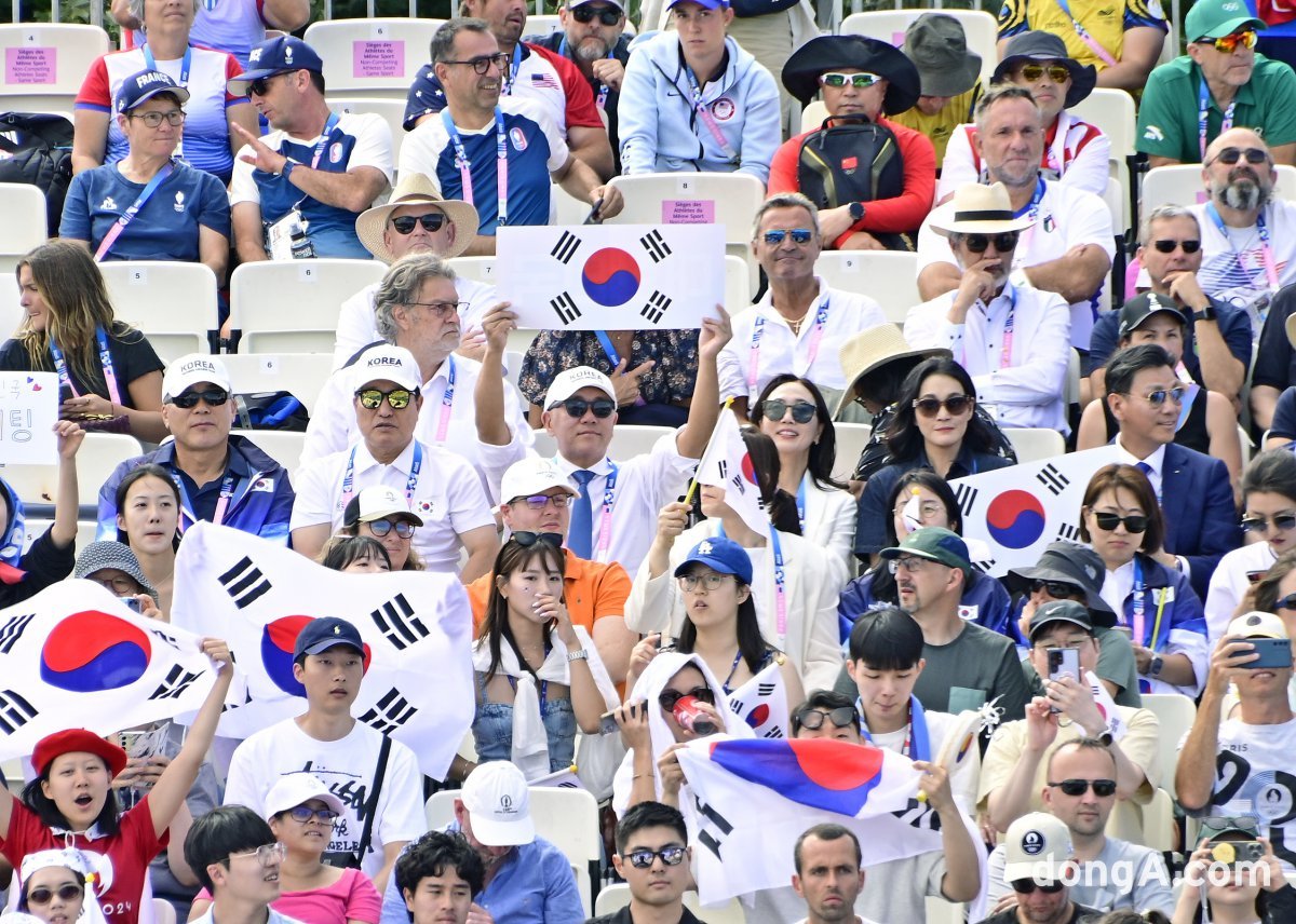 정의선 현대차그룹 회장이 28일(현지시간) 파리 대회 양궁 여자 단체전 경기를 찾아 김재열 IOC 위원, 이서현 삼성물산 전략기획담당 사장과 관람석에서 응원하고 있다. 아래에서 네번째줄 왼쪽에서 세번째 정의선 회장, 다섯번째 이서현 삼성물산 전략기획담당 사장, 김재열 IOC위원. 대한양궁협회 제공