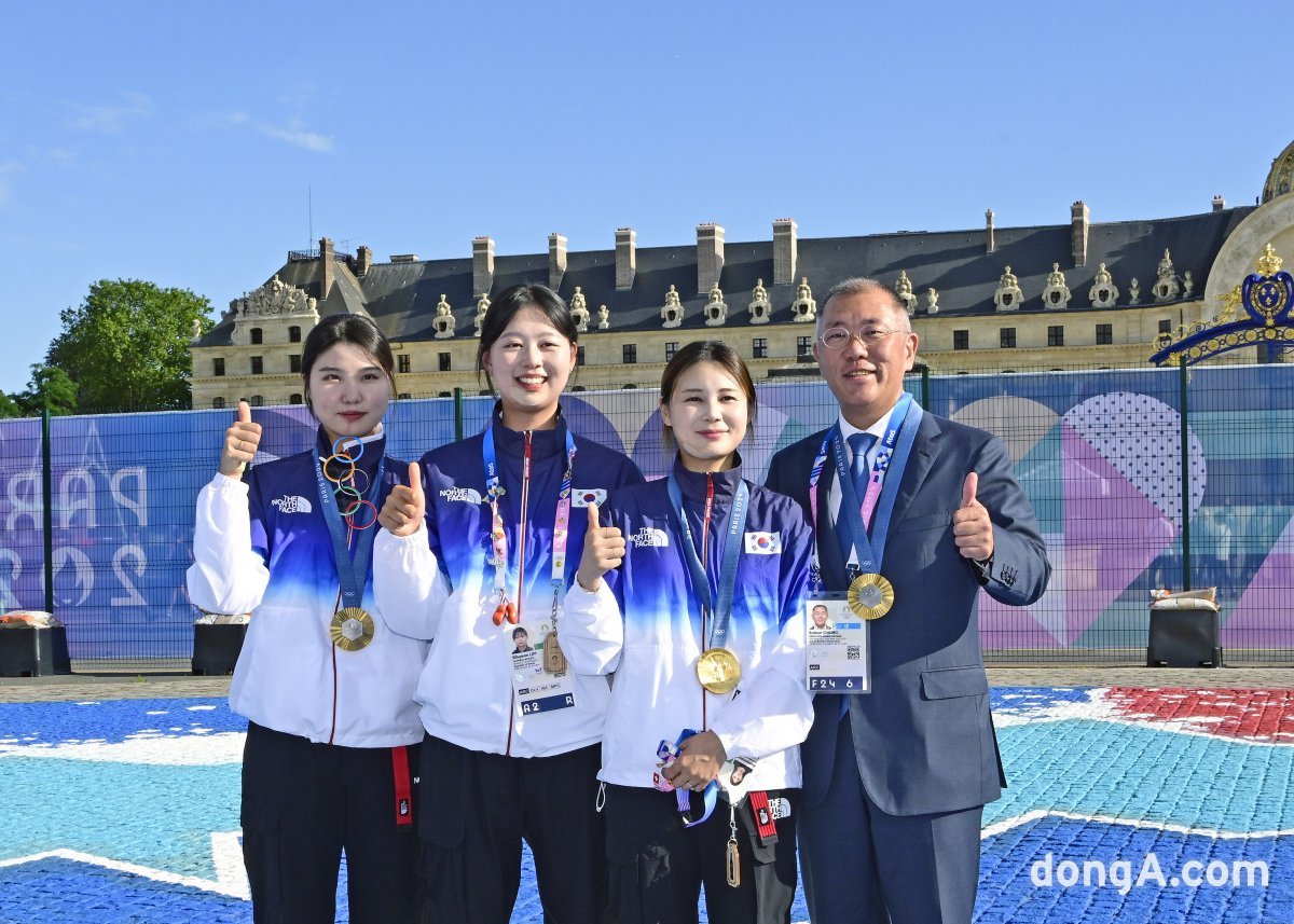 정의선 현대차그룹 회장이 여자 양궁 단체 국가대표 (왼쪽부터) 남수현, 임시현, 전훈영과 기념 촬영을 하고 있다.