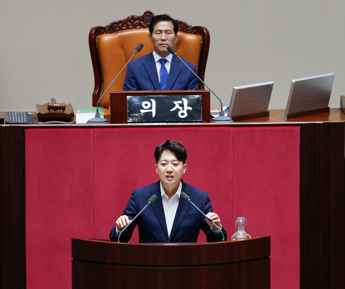 이준석 개혁신당 의원이 28일 오후 서울 여의도 국회 본회의장에서 방송문화진흥회법(방문진법) 개정안에 대한 무제한 토론(필리버스터)을 하고 있다. 2024.7.28/뉴스1