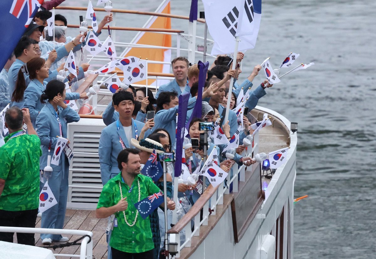 삼성전자가 28일 2024 파리 올림픽 개막식에서 ‘갤럭시 S24 울트라’를 통해 혁신적인 시청 경험을 제공했다고 밝혔다. 사진은 26일(현지시간) 프랑스 파리 센강에서 진행된 올림픽 개막식 퍼레이드 대한민국 선수단 보트에 생중계를 위해 설치된 ‘갤럭시 S24 울트라’ 모습. (삼성전자 제공) 2024.7.28/뉴스1