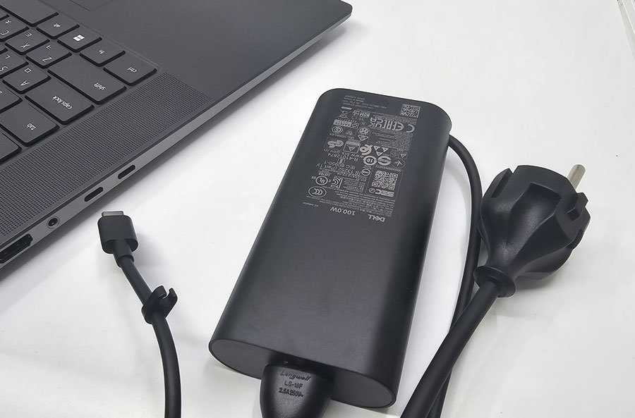 타입-C 포트를 통해 본체를 충전하는 100W USB-PD 규격 전원 어댑터 / 출처=IT동아