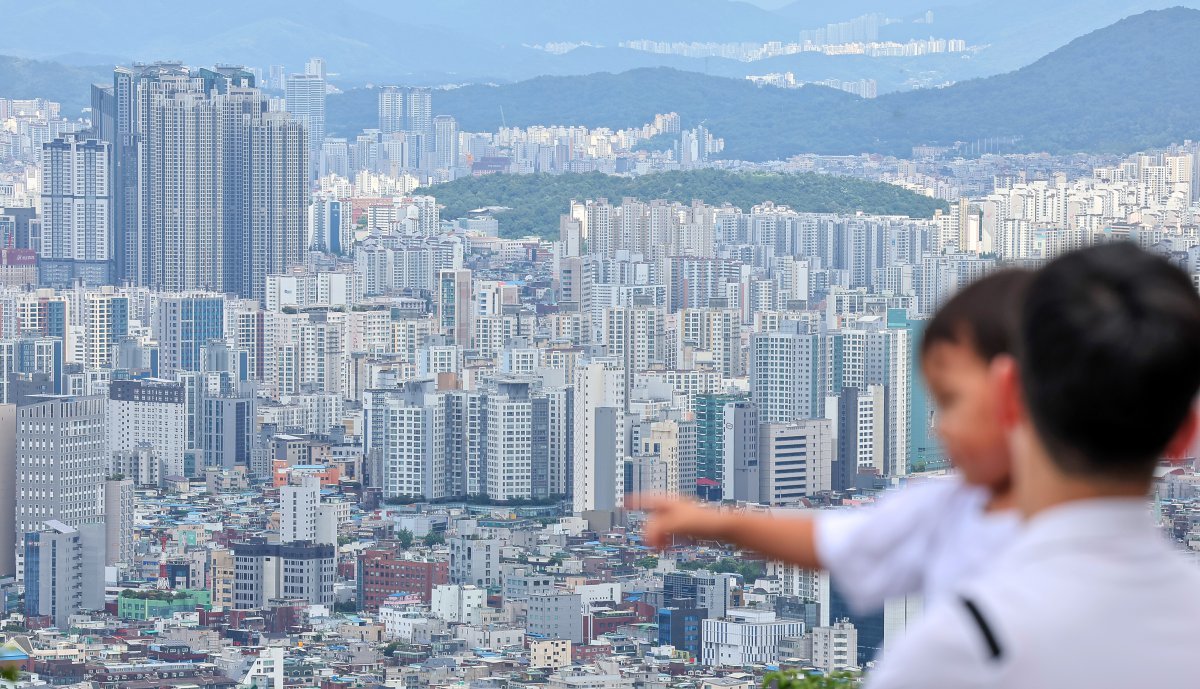 지난 28일 서울 중구 남산에서 바라본 서울 도심 아파트 단지 모습