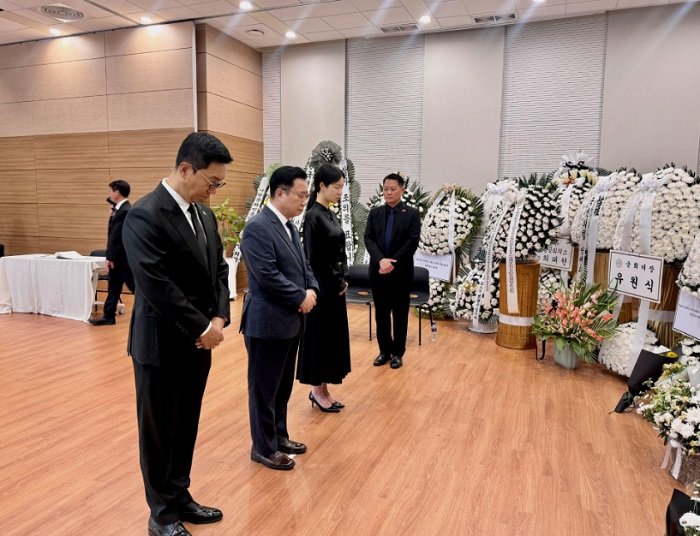 차세영 콘돌 그룹 의장, 이창근 베트남 관광대사, 계열사 완캐비캐 이유진 대표가 응우옌 푸 쫑 서기장을 향한 애도의 뜻을 표하고 있다.