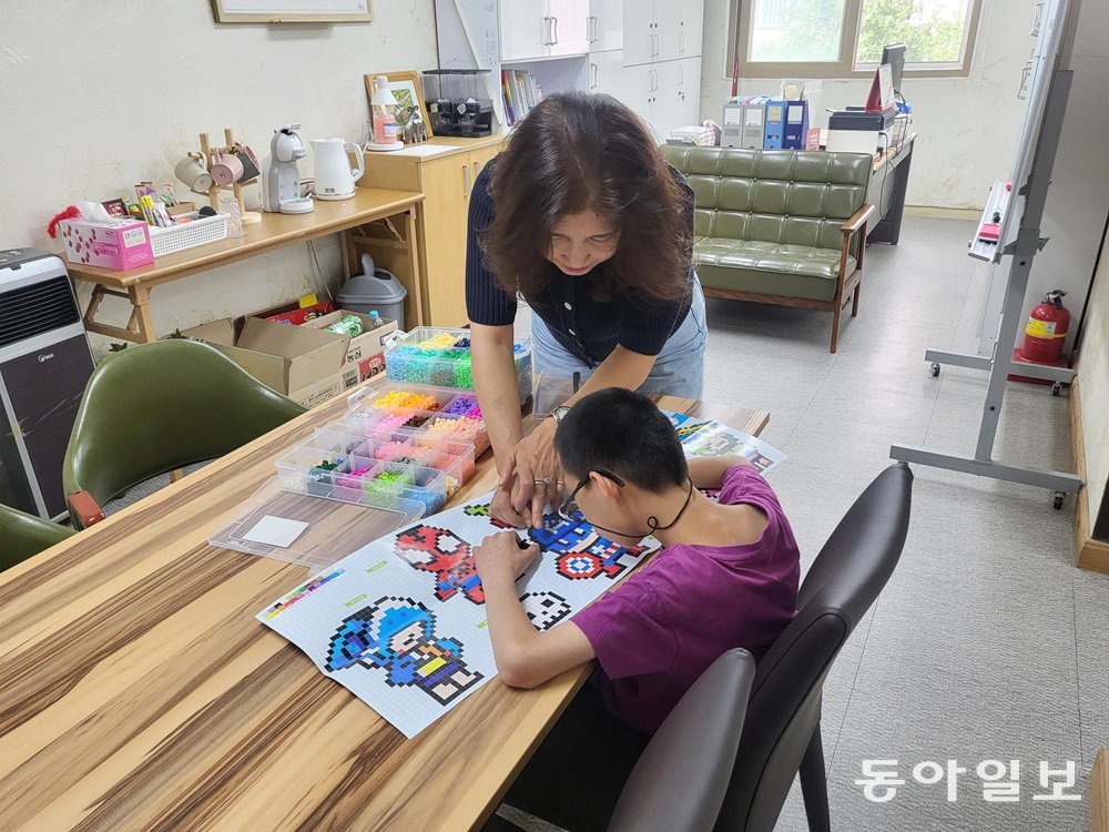 전문 상담사(왼쪽)가 국내의 한 센터에서 월드비전 등록 아동과 상담 치료를 진행하고 있는 모습. 월드비전 제공