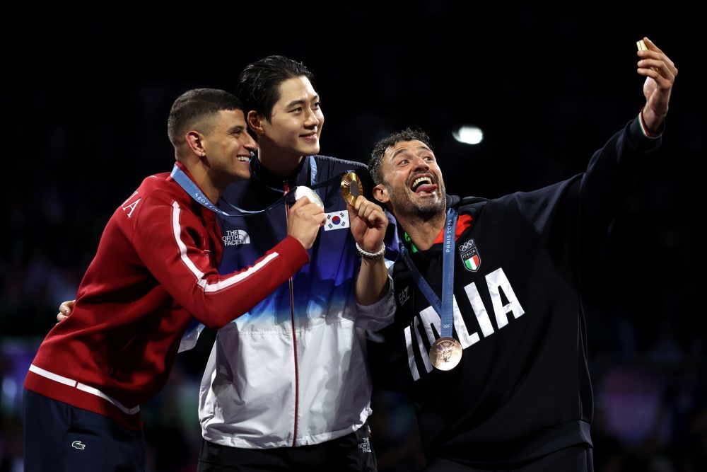 At the 2024 Paris Olympic Men's Sabre Individual event awards ceremony held at the Grand Palais in Paris, France on the 27th (local time), gold medalist Oh Sang-wook (South Korea), silver medalist Fares Ferjani (Tunisia) and silver medalist Luigi Samele (Italy) take a victory selfie with the Galaxy Z Flip6 Olympic Edition on the podium. Courtesy of Samsung Electronics