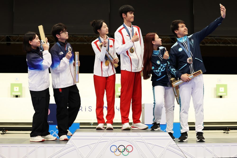 At the awards ceremony for the 2024 Paris Olympic shooting air rifle 10m mixed team event held at the Shooting Centre in Chateauroux, France on the 27th (local time), silver medalists Jihyun Geum and Hajun Park (both from South Korea), gold medalists Yuting Huang and Lihao Sheng (both from China), and bronze medalists Alexandra Le and Islam Satpayev (both from Kazakhstan) are taking a victory selfie with the Galaxy Z Flip6 Olympic Edition on the podium. Courtesy of Samsung Electronics