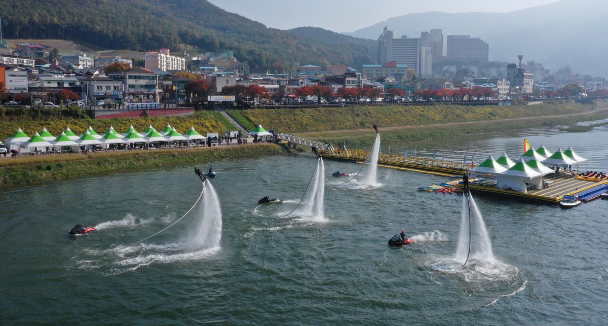 수상 관광의 메카 충북 단양에서 8월 1일부터 나흘간 수상스포츠 페스티벌이 펼쳐진다. 사진은 플라이보드 시연 모습. 단양군 제공