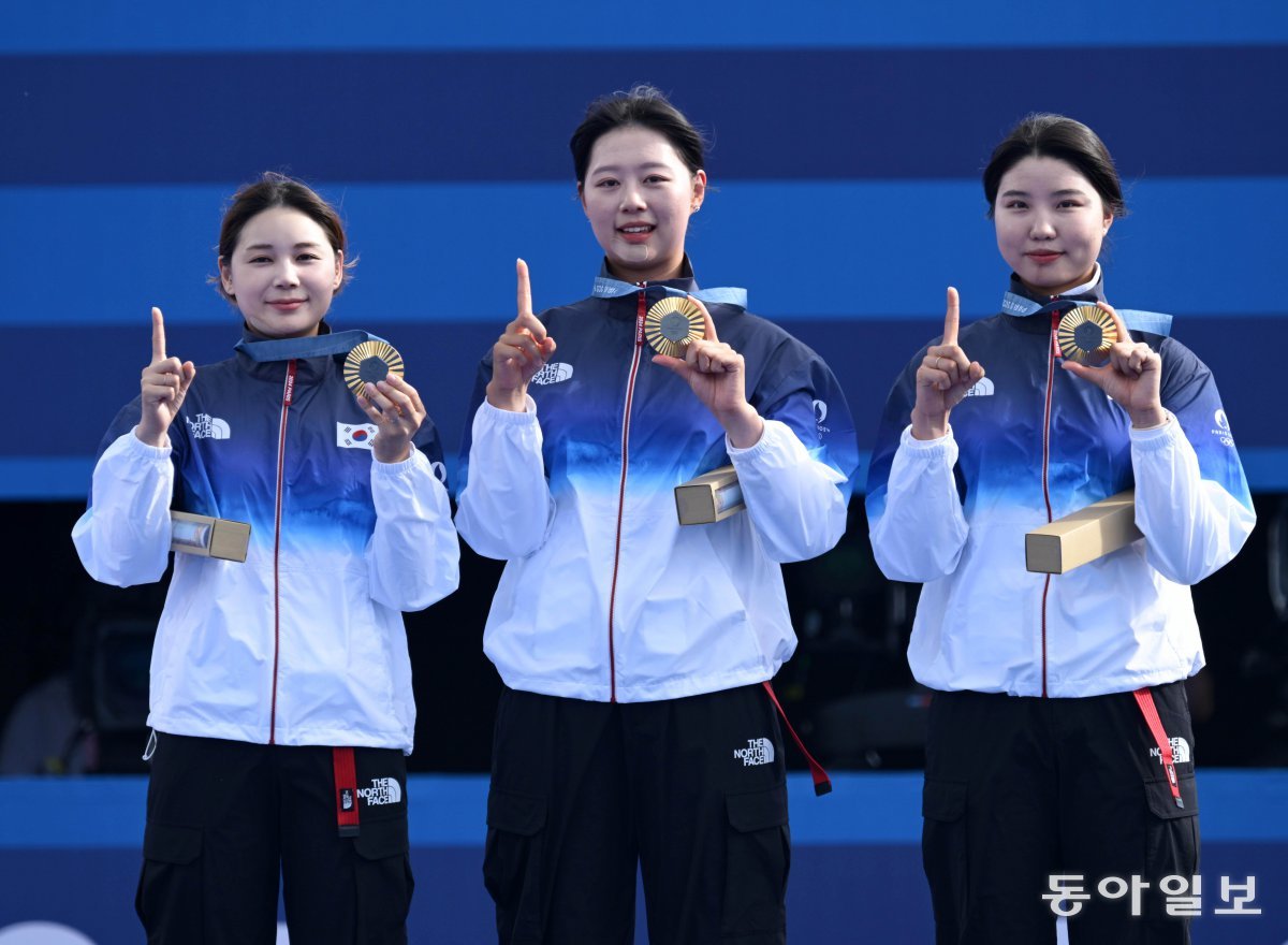 손가락과 메달로 ‘10’… 한국 女양궁만 가능한 세리머니
한국 여자 양궁 대표팀 전훈영 임시현 남수현(왼쪽부터)이 29일 파리 올림픽 양궁 단체전 결승전에서 중국을 꺾고 올림픽 10연패를 달성한 뒤 금메달을 목에 걸고 기념사진을 함께 남기고 있다. 오른손 검지를 세우고 그 옆에 왼손으로 금메달을 받쳐 10연패를 의미하는 숫자 ‘10’을 만들었다. 파리=양회성 기자 yohan@donga.com