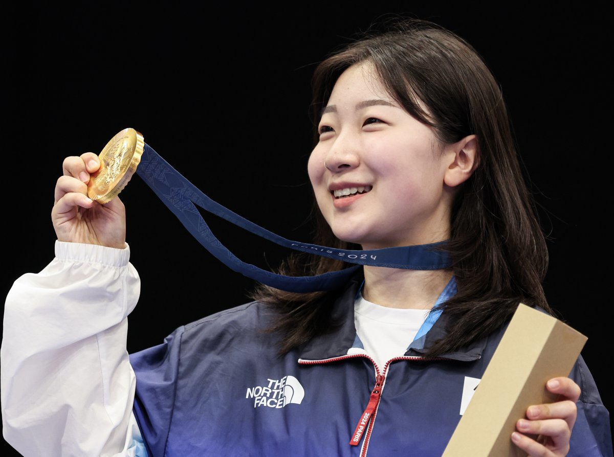 반효진이 29일 프랑스 샤토루 슈팅센터에서 열린 파리 올림픽 여자 10m 공기소총에서 우승한 뒤 활짝 웃으며 금메달을 들어 보이고 있다. 샤토루=뉴스1