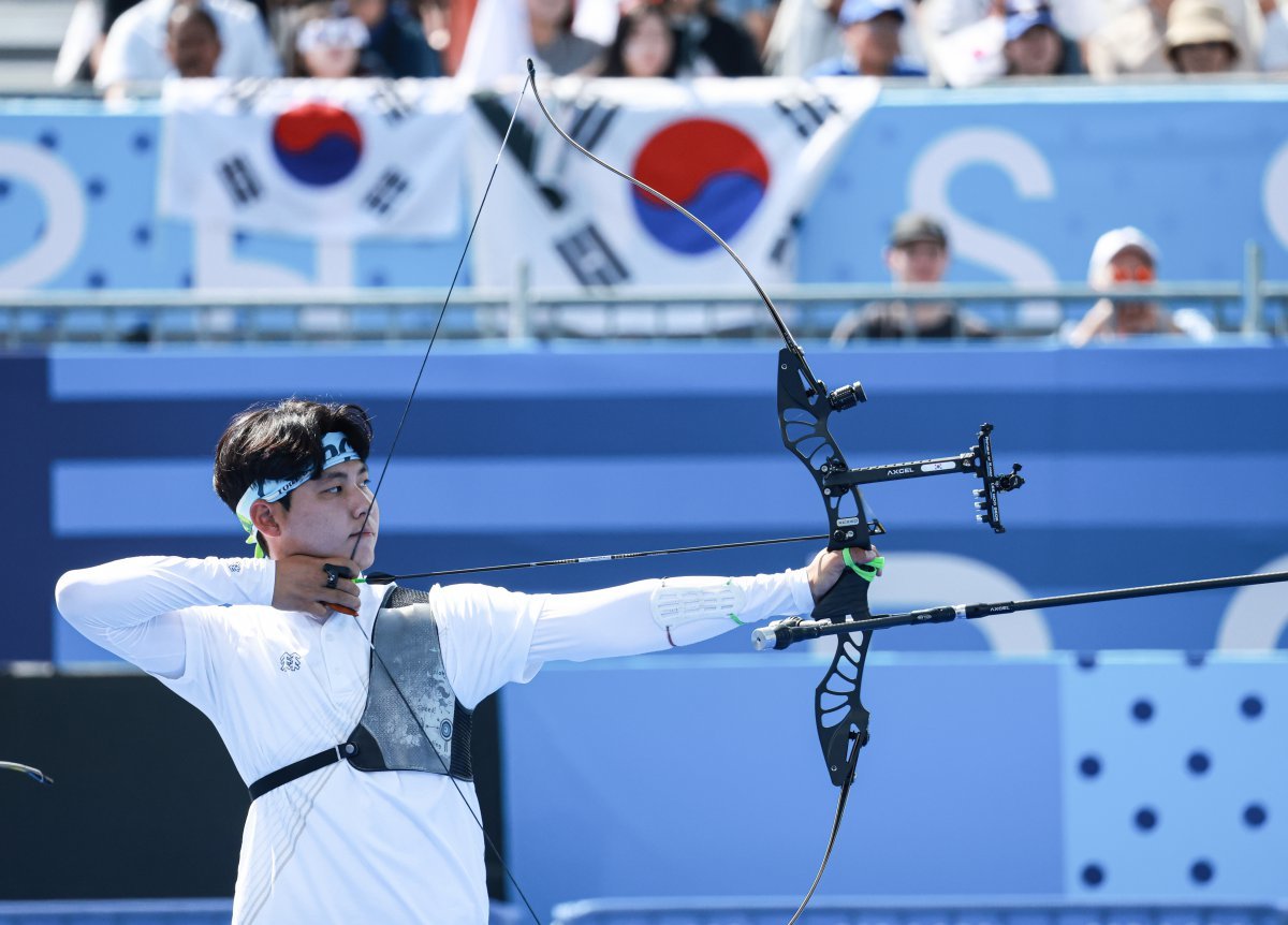 대한민국 양궁대표팀 이우석이 29일(한국시간) 프랑스 파리 앵발리드에서 열린 2024 파리올림픽 양궁 남자 단체전 준결승 중국과의 경기에서 활시위를 당기고 있다. 2024.7.29/뉴스1