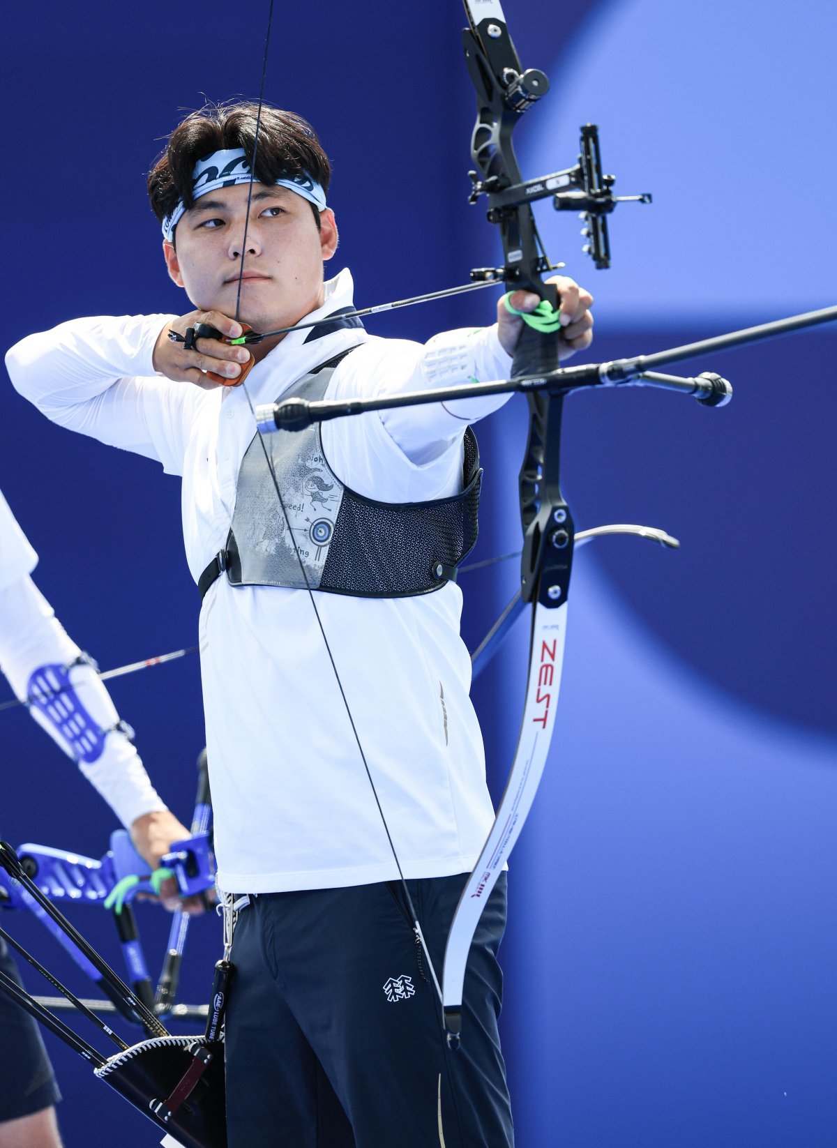 대한민국 양궁대표팀 이우석이 29일(한국시간) 프랑스 파리 레쟁발리드 특설 사로에서 열린 2024 파리올림픽 양궁 남자 단체전 일본과의 8강전에서 활시위를 당기고 있다. 2024.7.29/뉴스1