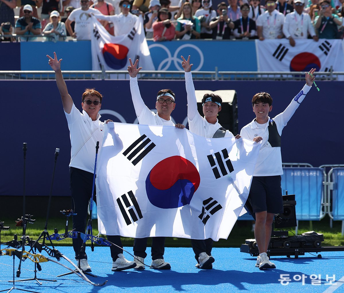 29일(현지시간) 프랑스 파리 앵발리드 경기장에서 열린 2024파리올림픽 남자 리커브 단체 결승 한국과 프랑스의 경기에서 금메달을 획득했다. 파리=양회성 기자 yohan@donga.com