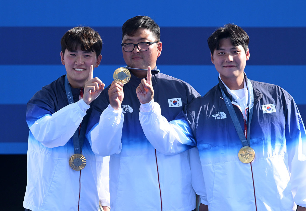 한국 양궁 대표팀 김제덕, 김우진, 이우석이 29일(현지시간) 프랑스 파리 앵발리드 경기장에서 열린 2024파리올림픽 남자 리커브 단체 시상식에서 기념촬영을 하고 있다. 2024.7.29 파리=올림픽사진공동취재단