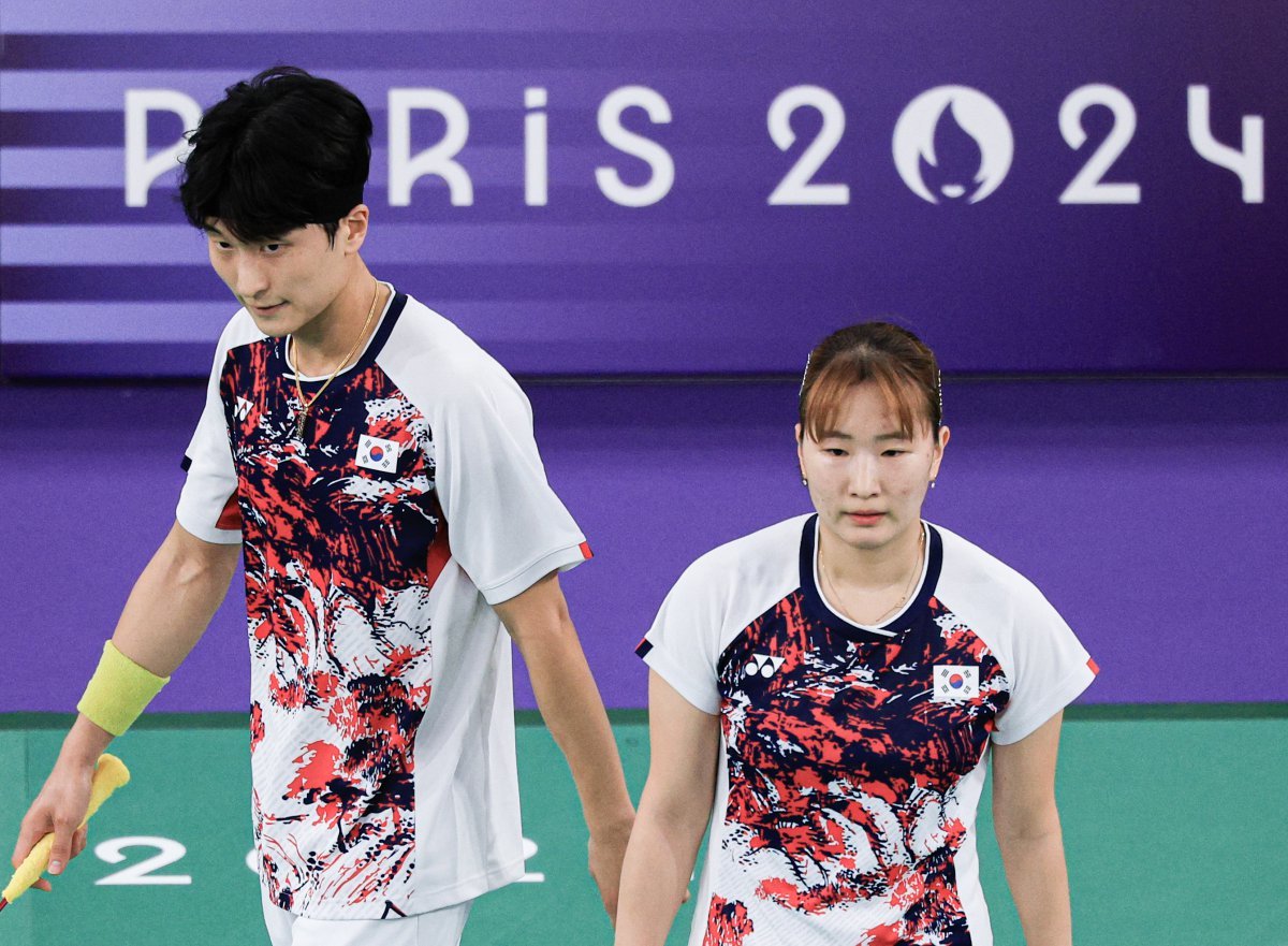 대한민국 배드민턴 대표팀 김원호, 정나은 선수가 28일 오후(한국시간) 프랑스 파리 라 샤펠 아레나에서 열린 2024 파리올림픽 배드민턴 혼합 복식 조별예선에서 프랑스와 맞대결을 펼치고 있다. 2024.7.28/뉴스1