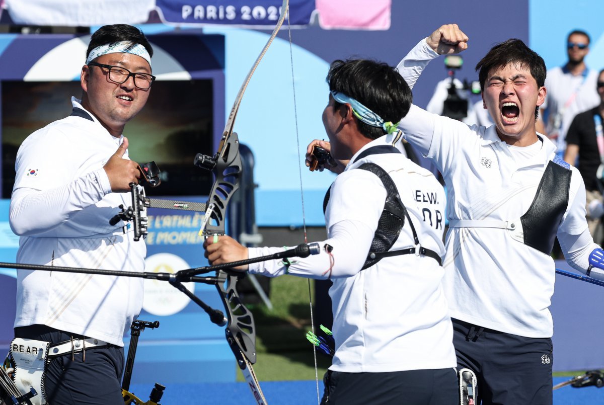 대한민국 양궁대표팀 김우진, 김제덕, 이우석이 30일(한국시간) 프랑스 파리 앵발리드에서 열린 2024 파리올림픽 양궁 남자 단체전 결승 프랑스와의 경기에서 금메달을 확정지은 후 기뻐하고 있다. 2024.7.30/뉴스1