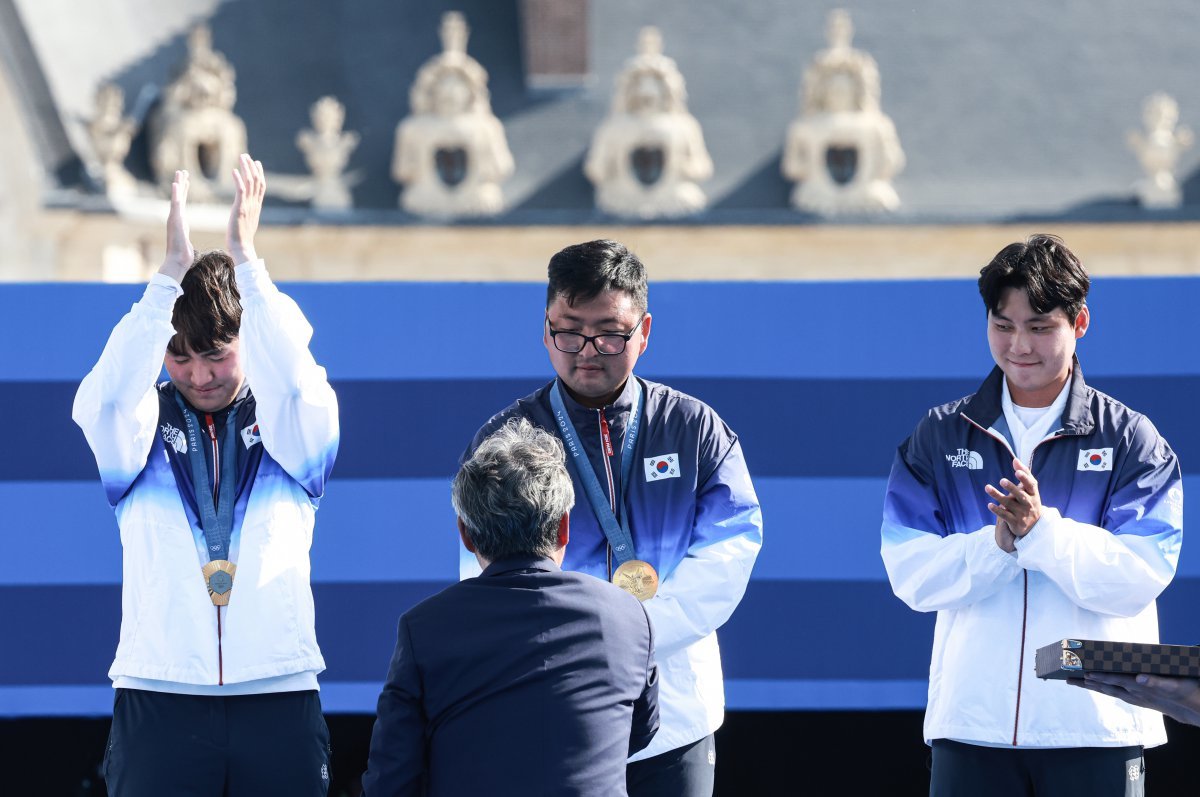 대한민국 양궁대표팀 김우진, 김제덕, 이우석이 30일(한국시간) 프랑스 파리 앵발리드에서 열린 2024 파리올림픽 양궁 남자 단체전 결승 시상식에서 금메달을 수여 받고 있다. 2024.7.30/뉴스1