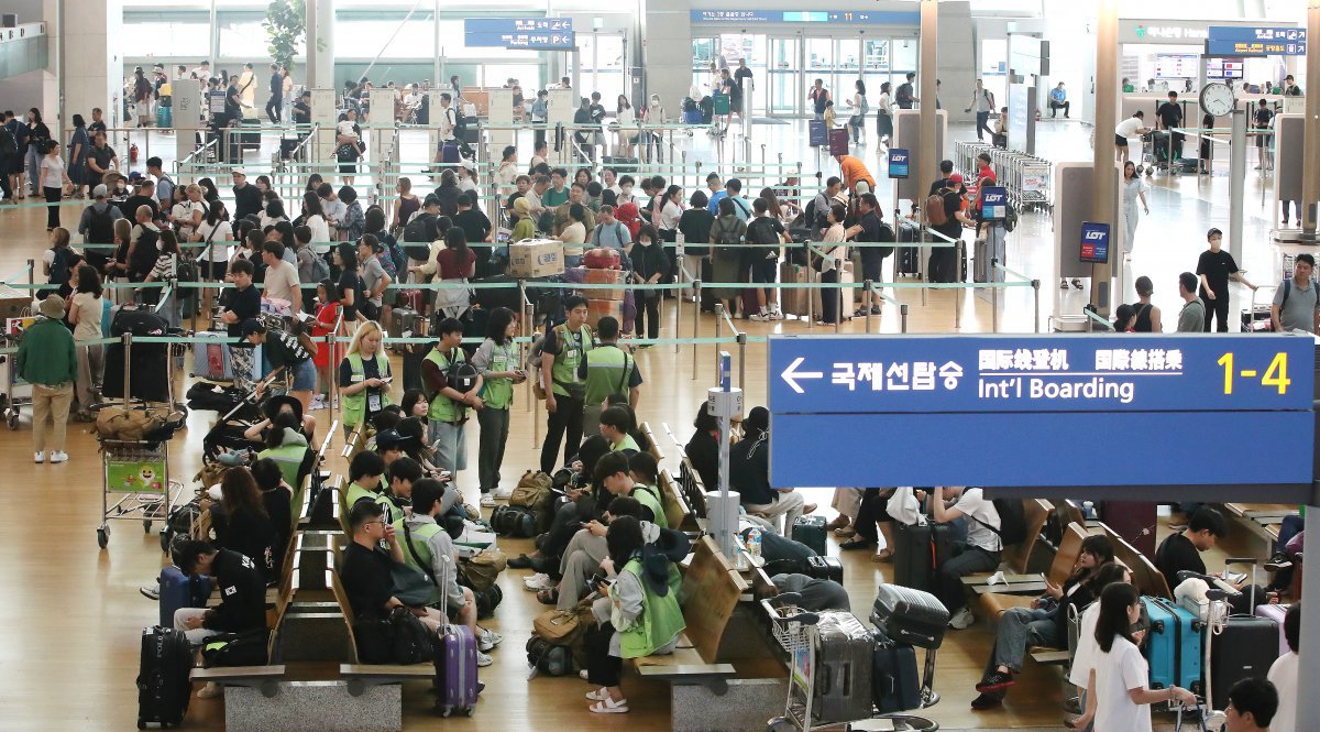 본격적인 여름 휴가철이 시작된 28일 오전 인천국제공항 1터미널이 해외여행을 떠나는 여행객들로 북적이고 있다. 2024.7.28/뉴스1